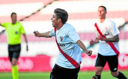 Pozo celebra un gol. Pozo celebra un gol.