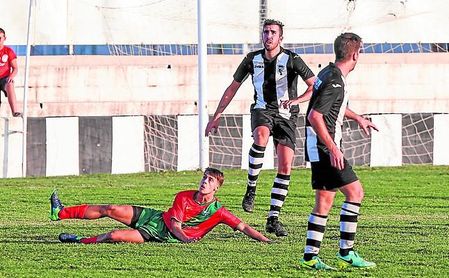 En la imagen, Contreras (de frente, de blanquinegro) en un lance del Mairena-Tomares. En la imagen, Contreras (de frente, de blanquinegro) en un lance del Mairena-Tomares.