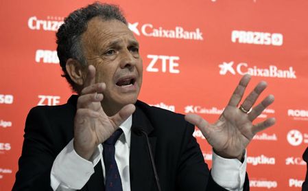 Caparrós en una rueda de prensa con el Sevilla. Caparrós en una rueda de prensa con el Sevilla.