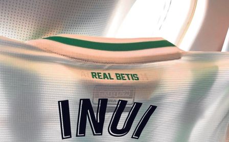 La camiseta con la que será presentado Inui viajó ayer hasta Tokio. La camiseta con la que será presentado Inui viajó ayer hasta Tokio.