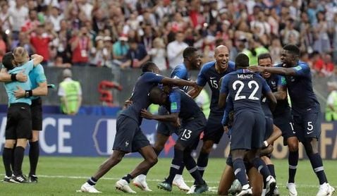 Los franceses celebran su victoria. Los franceses celebran su victoria.