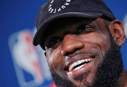 LeBron James asiste a partido de la Liga de Verano de los Lakers LeBron James asiste a partido de la Liga de Verano de los Lakers