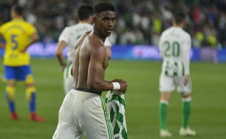 Júnior cuenta con una oferta de diez millones de euros del Torino. Júnior cuenta con una oferta de diez millones de euros del Torino.