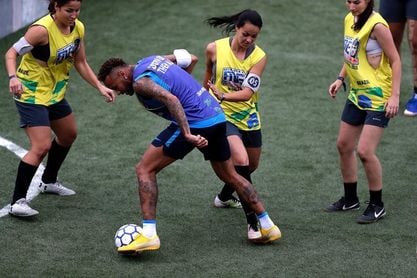Las mujeres piden paso en el torneo de fútbol de barrio creado por Neymar Las mujeres piden paso en el torneo de fútbol de barrio creado por Neymar