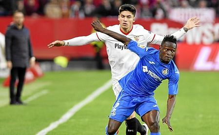 Djené, pugnando por un balón con Correa, durante el Sevilla-Getafe de la 17/18. Djené, pugnando por un balón con Correa, durante el Sevilla-Getafe de la 17/18.