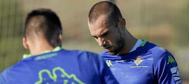 El Betis trabaja en la incorporación de un tercer portero. El Betis trabaja en la incorporación de un tercer portero.