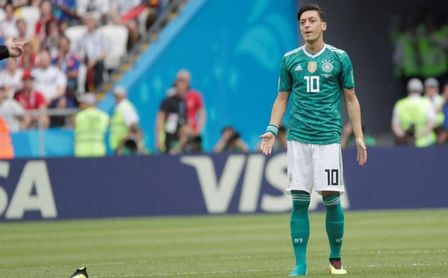 Özil se defiende de las críticas por su foto con Erdogan Özil se defiende de las críticas por su foto con Erdogan