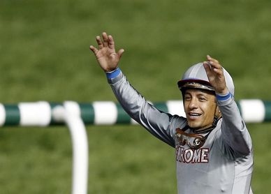 El jockey mexicano Víctor Espinoza sufre una lesión tras caerse de su caballo El jockey mexicano Víctor Espinoza sufre una lesión tras caerse de su caballo