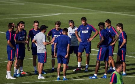 Simeone se lleva 22 futbolistas a Singapur, nueve del primer equipo Simeone se lleva 22 futbolistas a Singapur, nueve del primer equipo