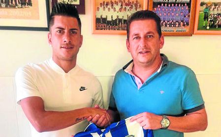Aarón Natera posa con su nueva camiseta. Aarón Natera posa con su nueva camiseta.