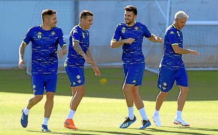Javi García y Joaquín, junto a Tello y Barragán. Javi García y Joaquín, junto a Tello y Barragán.