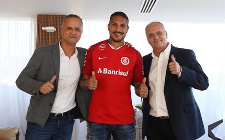 Paolo Guerrero cambia al Flamengo por el Internacional Paolo Guerrero cambia al Flamengo por el Internacional