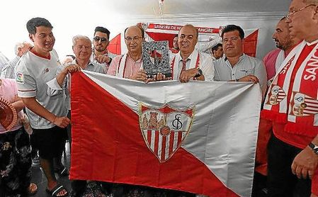 Castro inaugura en Tánger la primera peña sevillista del mundo árabe. Castro inaugura en Tánger la primera peña sevillista del mundo árabe.
