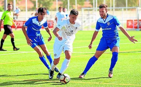 Lance del Torreblanca-UD Morón de la 17/18; el primero, ascendió como campeón, pero los aruncitanos, pese a su gran año, se quedaron sin premio. Lance del Torreblanca-UD Morón de la 17/18; el primero, ascendió como campeón, pero los aruncitanos, pese a su gran año, se quedaron sin premio.