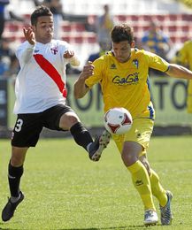 El franjirrojo Menudo presiona a un jugador cadista en el partido de esta manaña. El franjirrojo Menudo presiona a un jugador cadista en el partido de esta manaña.
