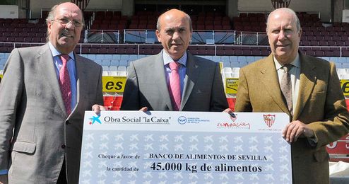 Del Nido, junto a Juan Reguera y Juan Pedro Álvarez, presidente el Banco de Alimentos de Sevilla. Del Nido, junto a Juan Reguera y Juan Pedro Álvarez, presidente el Banco de Alimentos de Sevilla.