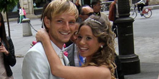 Rakitic y su mujer, Raquel, tras contraer matrimonio esta tarde en el Ayuntamiento. Rakitic y su mujer, Raquel, tras contraer matrimonio esta tarde en el Ayuntamiento.