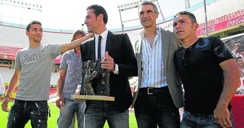 Jesús Navas saluda al homenajeado Palop en presencia de Javi Navarro, Antonio Álvarez y David Castedo. Jesús Navas saluda al homenajeado Palop en presencia de Javi Navarro, Antonio Álvarez y David Castedo.