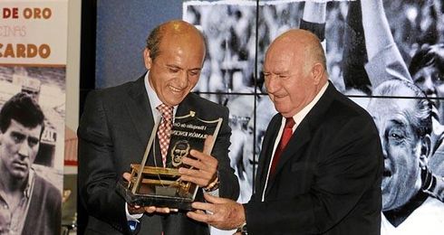 Manolo Cardo recibe el galardón de manos del presidente Manolo Cardo recibe el galardón de manos del presidente