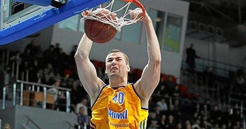 El pívot Paul Davis machaca el aro rival con la camiseta del Khimki ruso. El pívot Paul Davis machaca el aro rival con la camiseta del Khimki ruso.