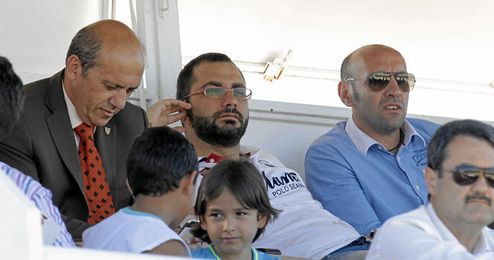 Víctor Orta flanqueado por Del Nido y Monchi durante un partido del filial. Víctor Orta flanqueado por Del Nido y Monchi durante un partido del filial.