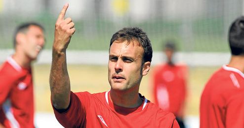 Cala seguirá un año más como sevillista. Cala seguirá un año más como sevillista.