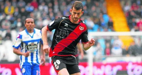 Leo Baptistao, fichado por el Atlético, conduce el balón en un partido de la temporada pasada. Leo Baptistao, fichado por el Atlético, conduce el balón en un partido de la temporada pasada.
