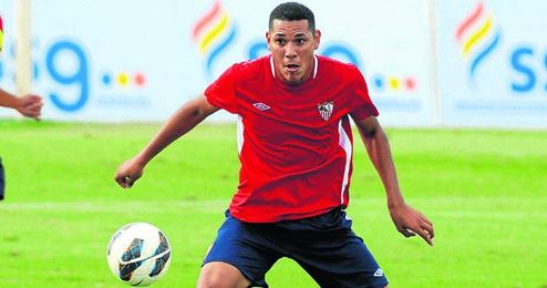 El medio holandés Hedwiges Maduro, durante un entrenamiento en la ciudad deportiva nervionense. El medio holandés Hedwiges Maduro, durante un entrenamiento en la ciudad deportiva nervionense.