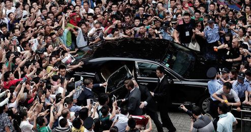Cinco heridos en una estampida durante una visita de Beckham. Cinco heridos en una estampida durante una visita de Beckham.