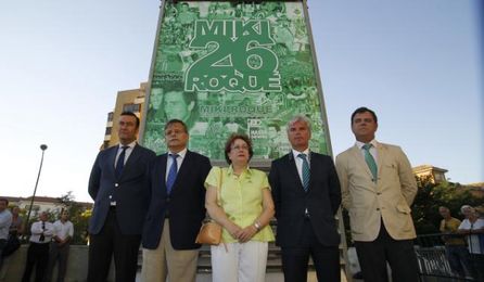 Los dirigentes del club verdiblanco, junto a la familia de Miki Roqué, en el momento de la inauguración del memorial. Los dirigentes del club verdiblanco, junto a la familia de Miki Roqué, en el momento de la inauguración del memorial.
