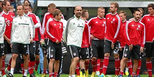 Guardiola junto con los jugadores que conforman su nueva plantilla. Guardiola junto con los jugadores que conforman su nueva plantilla.