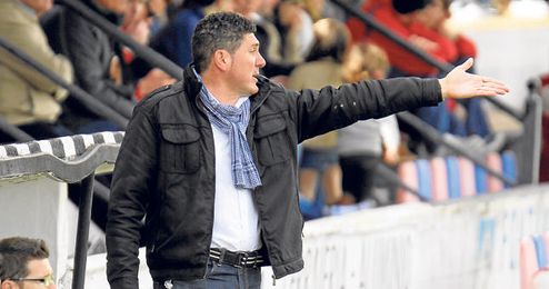 Alonso Ramírez corrige a sus jugadores en el encuentro ante el Antoniano. Alonso Ramírez corrige a sus jugadores en el encuentro ante el Antoniano.