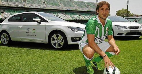 Joan Verdú, durante su presentación como futbolista verdiblanco. Joan Verdú, durante su presentación como futbolista verdiblanco.