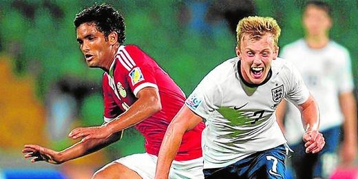 James Ward-Prowse (Inglaterra) pugna con el talentoso egipcio Saleh Gomaa, que está brillando en el sub 20. James Ward-Prowse (Inglaterra) pugna con el talentoso egipcio Saleh Gomaa, que está brillando en el sub 20.
