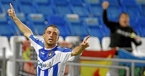 Jonathan Valle, pieza clave del equipo blanquiazul, celebra un gol durante un partido. Jonathan Valle, pieza clave del equipo blanquiazul, celebra un gol durante un partido.
