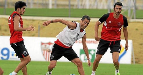 Fernando Navarro, en un entrenamiento junto a Jairo e Iborra. Fernando Navarro, en un entrenamiento junto a Jairo e Iborra.