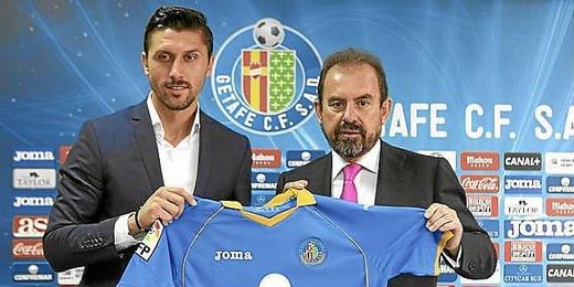 Ciprian Marica posa con la camiseta del Getafe junto a Ángel Torres, presidente azulón. Ciprian Marica posa con la camiseta del Getafe junto a Ángel Torres, presidente azulón.