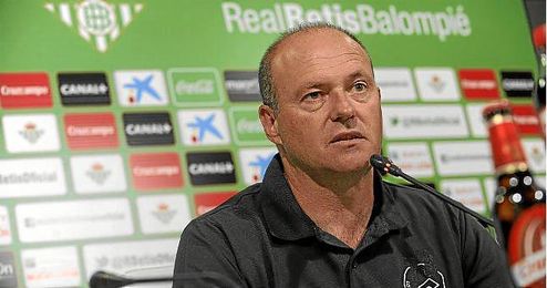 Pepe Mel, durante una rueda de prensa del Betis. Pepe Mel, durante una rueda de prensa del Betis.