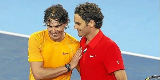 Nadal y Federer saludándose tras un partido Nadal y Federer saludándose tras un partido