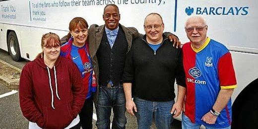 Ian Wright junto a aficionados del Crystal Palace. Ian Wright junto a aficionados del Crystal Palace.
