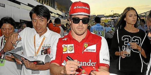 Fernando Alonso firma unos autógrafos en el trazado de Suzuka. Fernando Alonso firma unos autógrafos en el trazado de Suzuka.