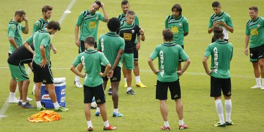 Escribá dando ordenes a la plantilla en un entrenamiento. Escribá dando ordenes a la plantilla en un entrenamiento.
