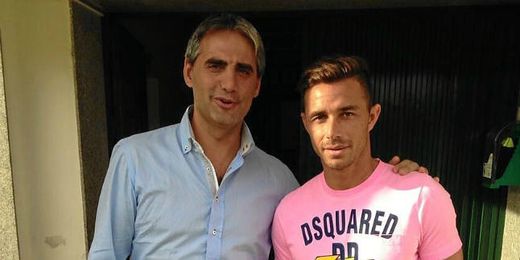 Rubén posa junto al delegado Víctor Antequera en la ciudad deportiva bética. Rubén posa junto al delegado Víctor Antequera en la ciudad deportiva bética.