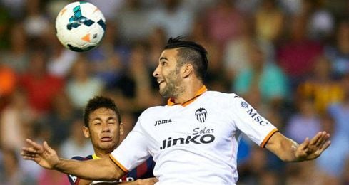 Adil Rami disputa un balón con el brasileño Neymar en este inicio de temporada. Adil Rami disputa un balón con el brasileño Neymar en este inicio de temporada.