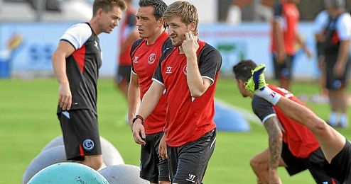 Marko Marin se lesionó en un entrenamiento y hoy viajará a Londres para ser examinado por el Chelsea. Marko Marin se lesionó en un entrenamiento y hoy viajará a Londres para ser examinado por el Chelsea.