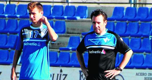 José Manuel Borja, entrenador del Écija, expectante durante una sesión de entrenamiento del cuadro azulino. José Manuel Borja, entrenador del Écija, expectante durante una sesión de entrenamiento del cuadro azulino.