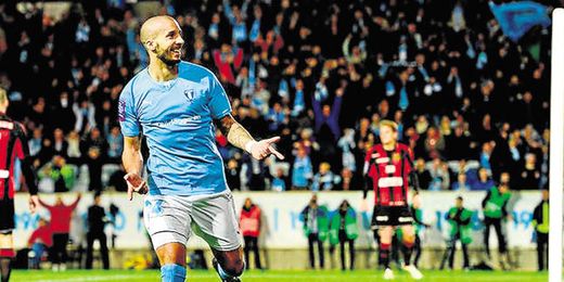 Guillermo Molins está volviendo a disfrutar del fútbol en Suecia, donde ha olvidado totalmente su lesión de rodilla. Guillermo Molins está volviendo a disfrutar del fútbol en Suecia, donde ha olvidado totalmente su lesión de rodilla.