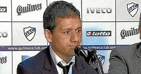 Nelson Vivas renuncia a su cargo de entrenador del Quilmes tras agredir a un aficionado. Nelson Vivas renuncia a su cargo de entrenador del Quilmes tras agredir a un aficionado.