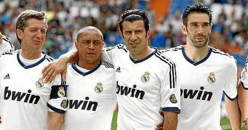 Luis Figo, junto a Chendo, Roberto Carlos y Fernando Sanz en un partido de veterano del Real Madrid. Luis Figo, junto a Chendo, Roberto Carlos y Fernando Sanz en un partido de veterano del Real Madrid.