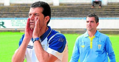 Mariano Suárez, entrenador del Coria, se dirige enérgicamente a sus hombres durante un partido liguero. Mariano Suárez, entrenador del Coria, se dirige enérgicamente a sus hombres durante un partido liguero.